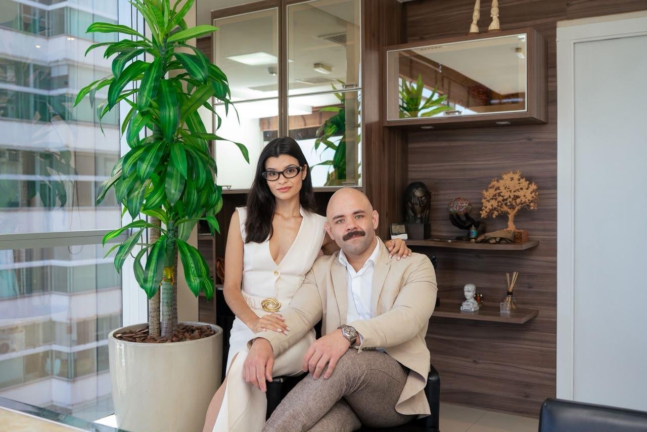 Dr. Marcos Aurélio e Dra. Yasmin Carvalho no consultório