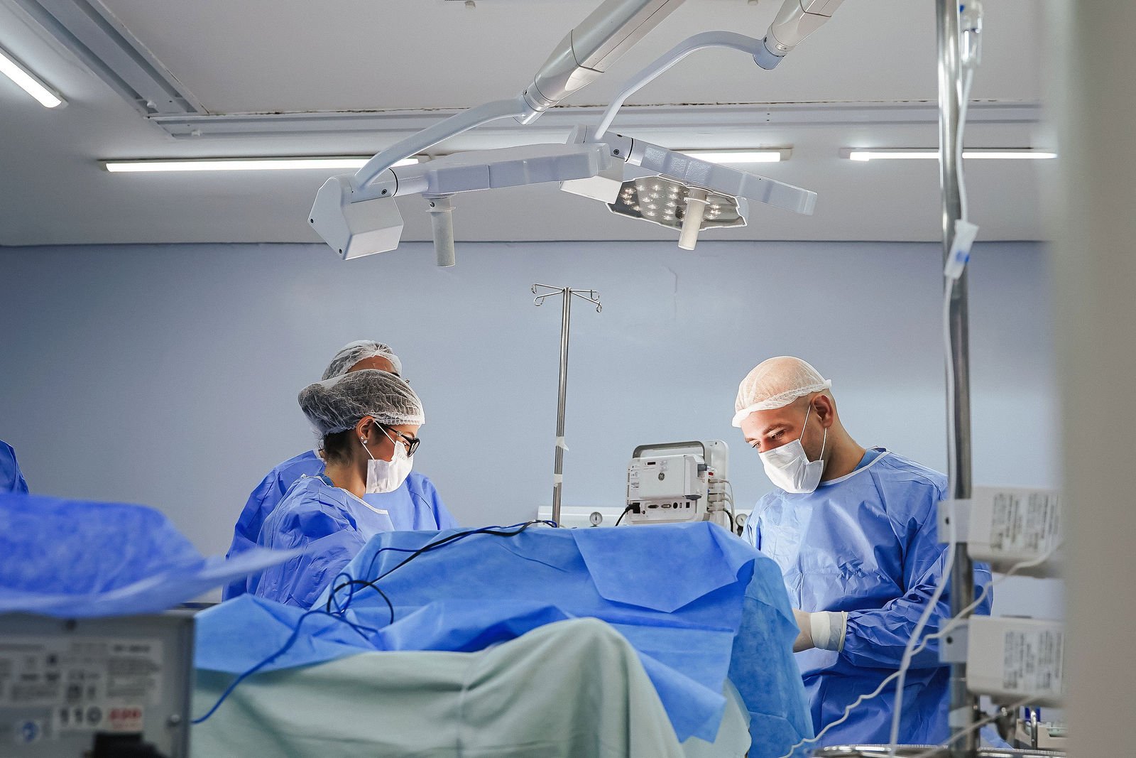 Dr. Marcos Aurélio e Dra. Yasmin Carvalho em cirurgia
