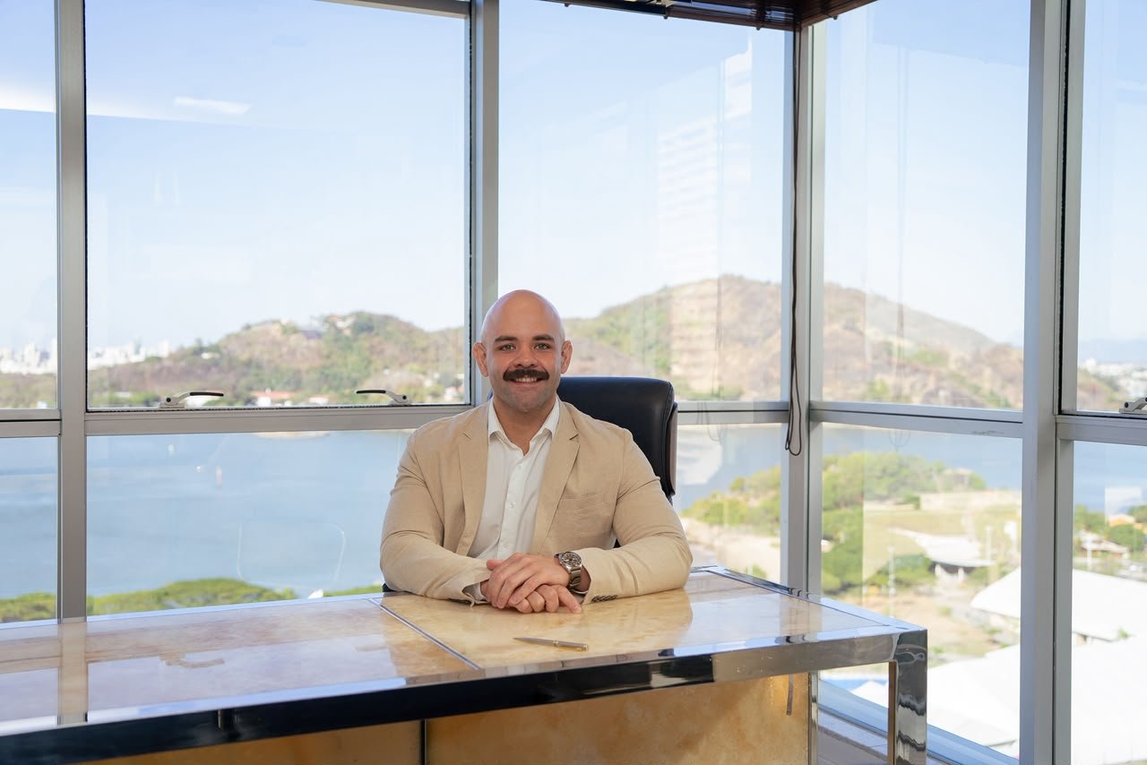 Dr. Marcos Aurélio no consultório